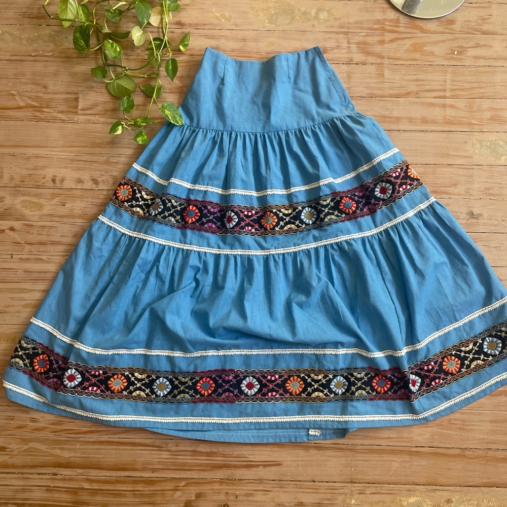 Gorgeouss vintage blue embroidered deed skirt